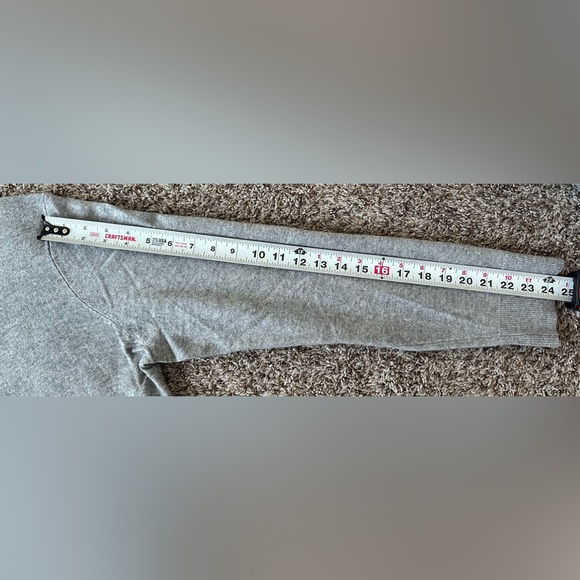 UNIQLO wool and silk V-neck sweater, size M, light grey - Picture 7 of 8